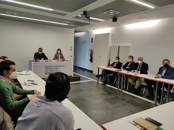 Espadas (al fondo), durante su reunión con empresarios en Rabanales 21.