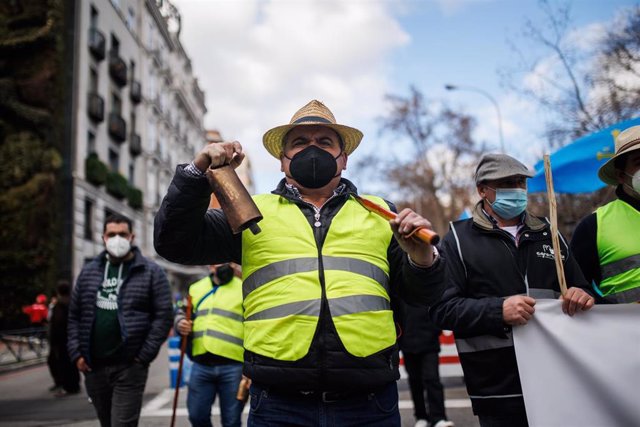 Archivo - Un manifestante con un cencerro, en la movilización en defensa del campo y del mundo rural y la futura Ley de Protección Animal, a 23 de enero de 2022, en Madrid (España)