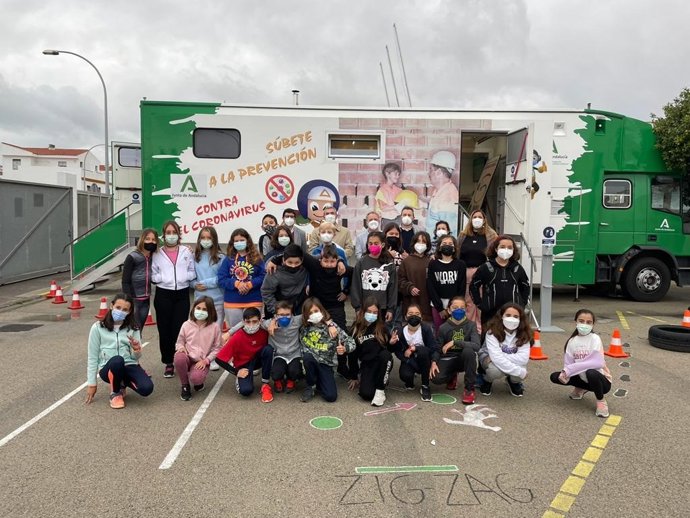 El delegado territorial de Educación y Deporte de la Junta de Andalucía en Cádiz, Miguel Andréu, durante su visita al CEIP Camposoto.