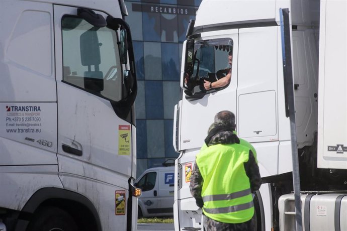 Un transportista participa en una huelga indefinida del transporte de mercancías, en el Polígono de O Ceao, a 14 de marzo de 2022, en Lugo, Pontevedra (España). 