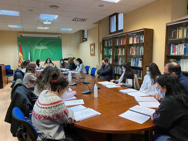 Reunión con estudiantes que realizarán las prácticas.