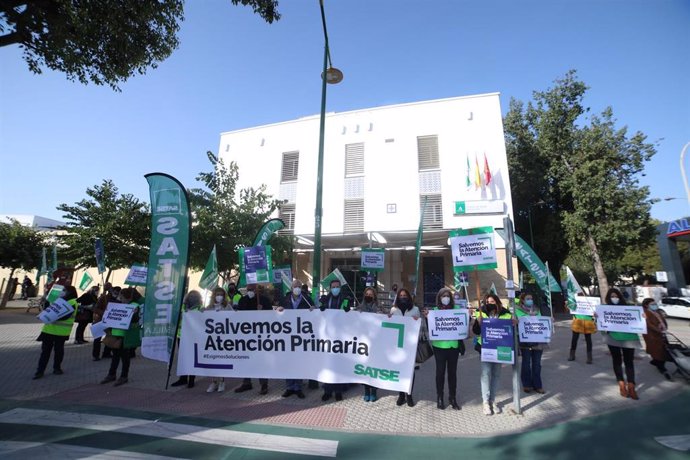 Archivo - Concentración de Satse el 10 de febrero para denunciar la situación de la atención primaria en Andalucía  