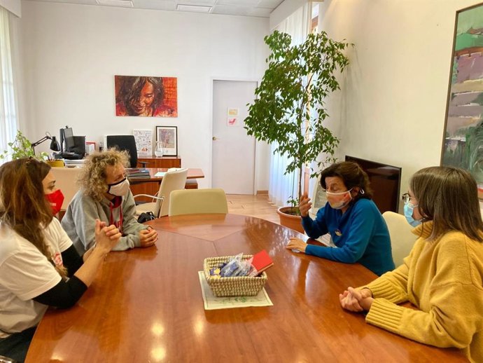 La consellera de Asuntos Sociales y Deportes, Fina Santiago, y la directora general de Cooperación, Laura Celi, se reúnen con representantes de los técnicos de la entidad Open Arms.