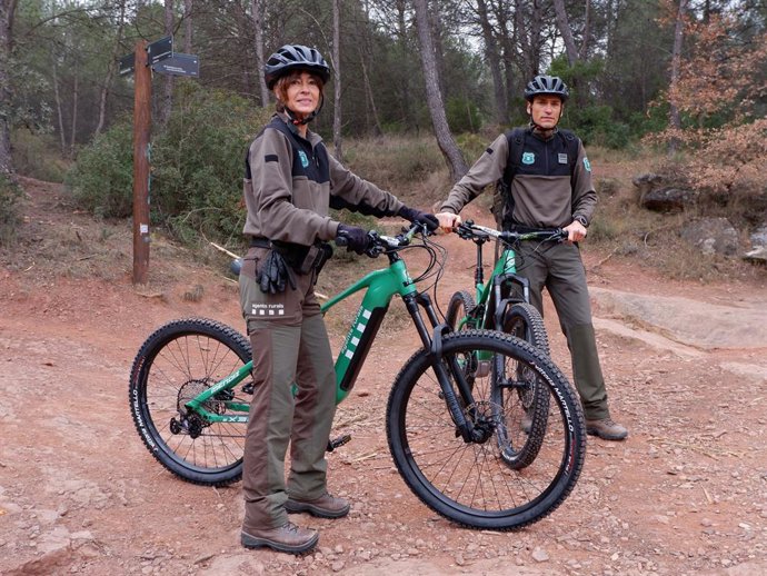 Agents rurals amb dues de les bicicletes elctriques