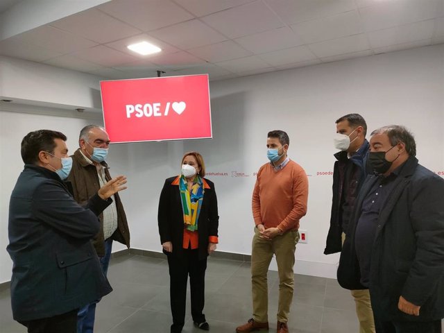 La secretaria de Agricultura, Ganadería y Pesca del PSOE-A y diputada por Huelva, María Luisa Faneca, en su reunión de trabajo con las cofradías y asociaciones de pescadores.