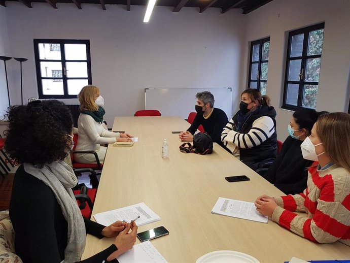 Reunión De Las Concejalas Socialistas Marisa Ponga Y Natalia Santa Bárbara Con Trabajadores Del Centro Deportivo Azcárraga.