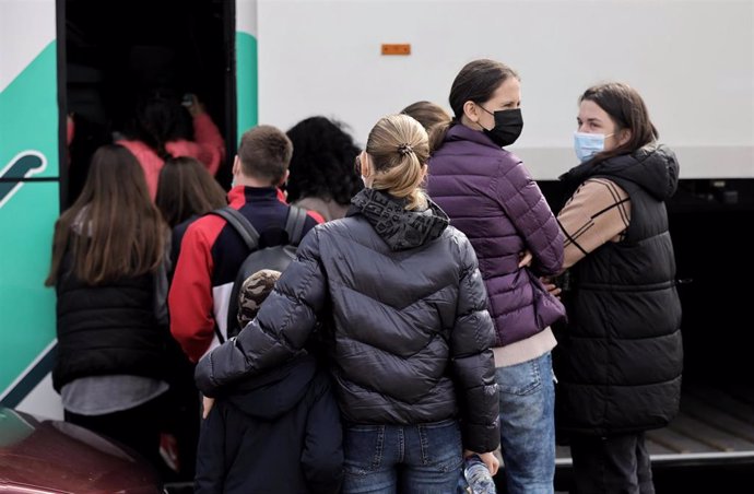 Varios refugiados a su llegada en autobús a un centro de acogida en  Pozuelo de Alarcón