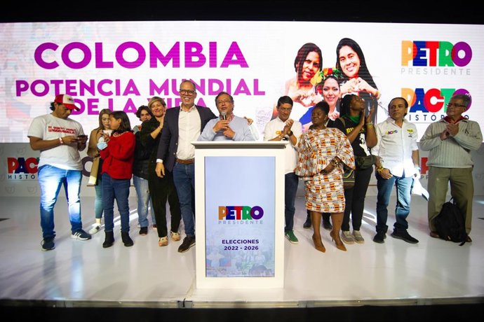 El candidato presidencial colombiano Gustavo Petro tras la victoria de su coalición, Pacto Histórico, en las elecciones legislativas del 13 de marzo de 2022