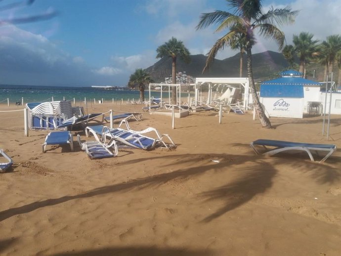 Playa de Las Teresitas afectada por el viento