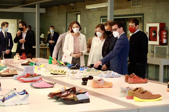 La ministra de Industria, Comercio y Turismo, Reyes Maroto, visita las instalaciones de Camper en Inca, acompañada de la presidenta del Govern, Francina Armengol.