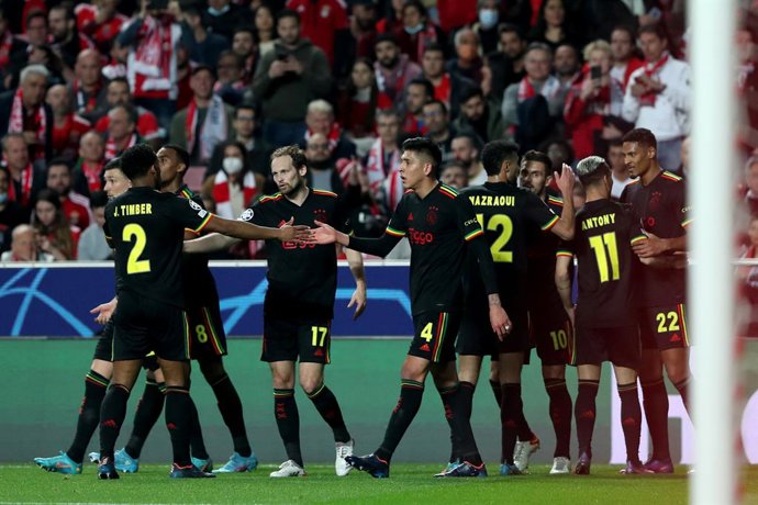 23 February 2022, Portugal, Lisbon: Ajax's Sebastien Haller (R) celebrates scoring his side's first goal with teammates during the UEFA Champions League round of 16 first leg soccer match between SL Benfica and AFC Ajax at the Luz stadium. Photo: Pedro 