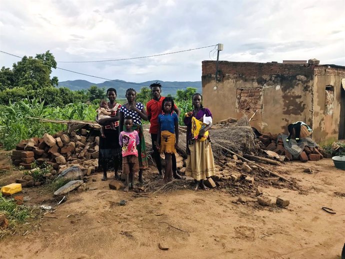 Archivo - Agricolae Mundi se moviliza desde Aragón para reconstruir 25 chozas destruidas por el ciclón 'Ana' en Mozambique.