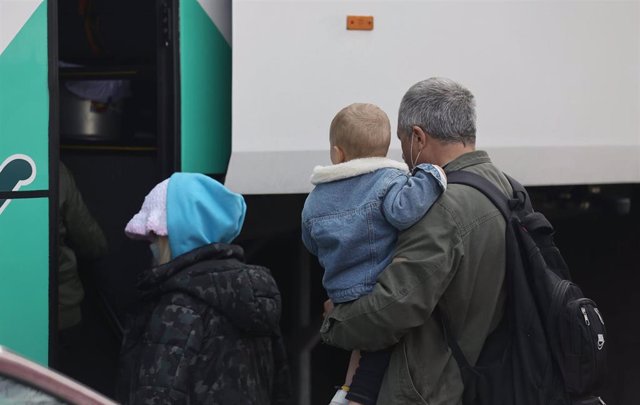 Varios refugiados a su llegada en autobús a un centro de acogida en  Pozuelo de Alarcón, a 11 de marzo de 2022, en Madrid (España).