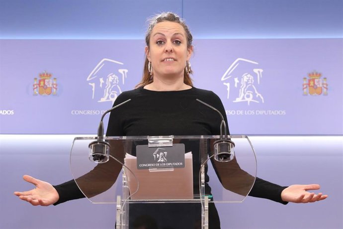 La portavoz de la CUP en el Congreso, Mireia Vehí, interviene en una rueda de prensa previa a una reunión de la Junta de Portavoces, en el Congreso de los Diputados, a 15 de febrero de 2022, en Madrid (España).
