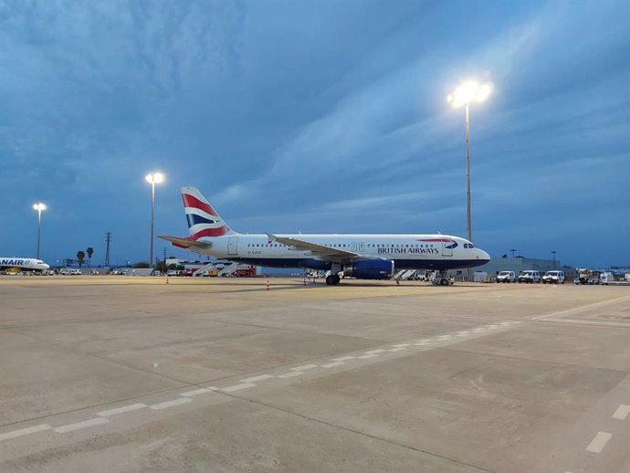 Archivo - Llegada de un A-320 de British Airways al aeropuerto sevillano.