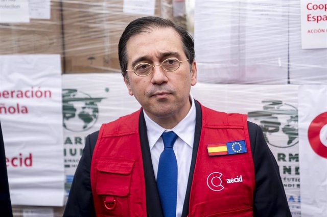 El ministro de Asuntos Exteriores, Unión Europea y Cooperación,  José Manuel Albares, durante la recepción del material sanitario para mandar a Ucrania, en la Base Aérea de Torrejón de Ardoz, a 26 de febrero de 2022