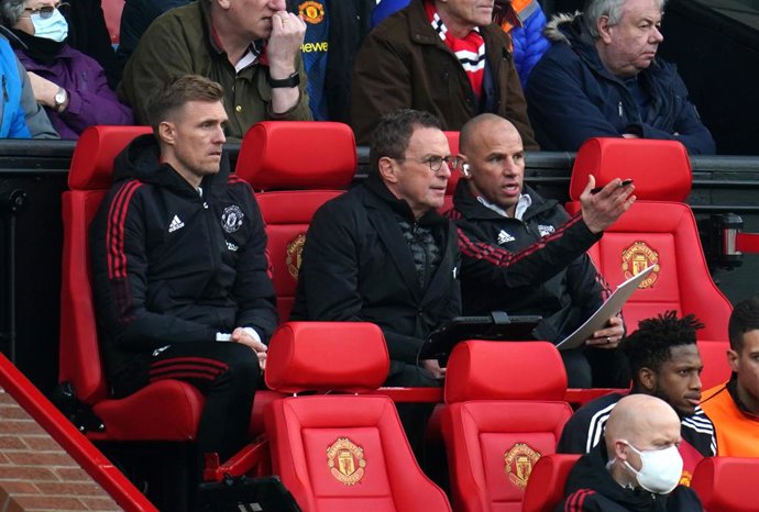 26 February 2022, United Kingdom, Manchester: Manchester United manager Ralf Rangnick (C) talks with his assistants during the English Premier League soccer match between Manchester United and Watford at Old Trafford. Photo: Nick Potts/PA Wire/dpa