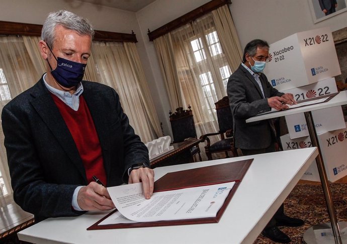 El vicepresidente primero de la Xunta, Alfonso Rueda, en la firma del convenio.