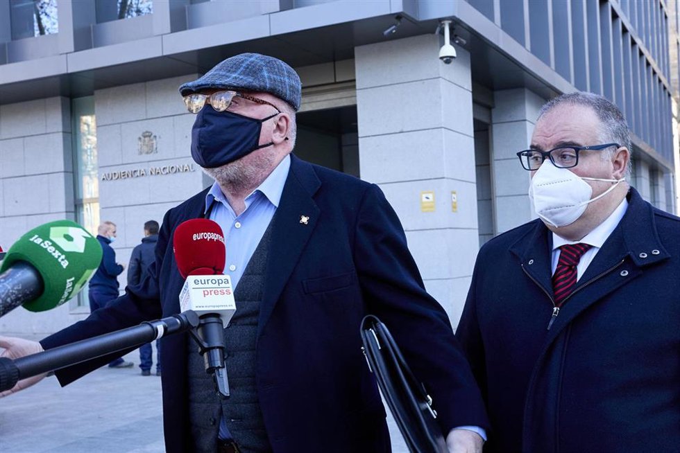 El ahora comisario jubilado José Manuel Villarejo (i), ofrece declaraciones a los medios a su llegada a la Audiencia Nacional para declarar como investigado en relación con CENYT, a 28 de febrero de 2022, en Madrid (España). El excomisario declara de nu