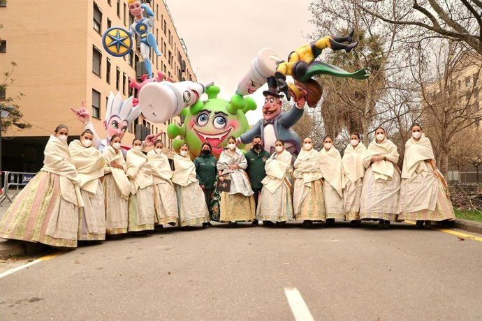 La Corte de Honor visita la falla 'La Nova de Benicalap'