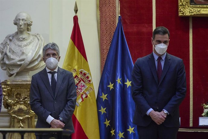 El ministro del Interior, Fernando Grande-Marlaska (i), y el  presidente del Gobierno, Pedro Sánchez (d), en el acto institucional de homenaje a las víctimas del terrorismo en la Real Academia de Bellas Artes de San Fernando