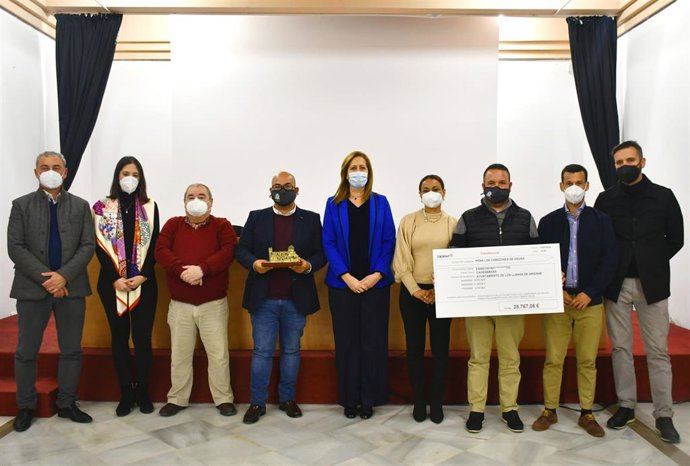 Entrega de la recaudación solidaria de la peña Los Cabezones