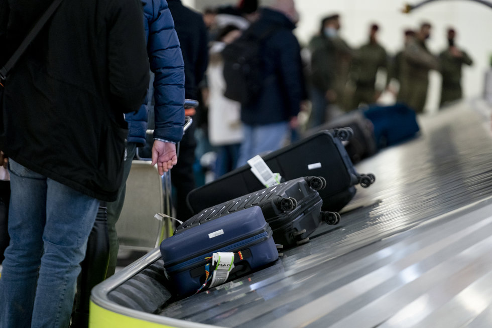 Maletas en el Aeropuerto Adolfo Suárez Madrid Barajas, a 28 de febrero de 2022, en Madrid (España). 