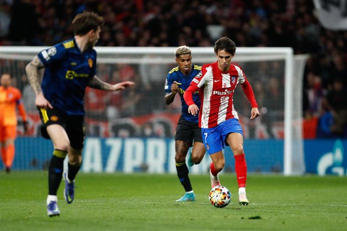 Joao Felix conduce la pelota durante el Atlético-Manchester United de la Liga de Campeones 2021-2022