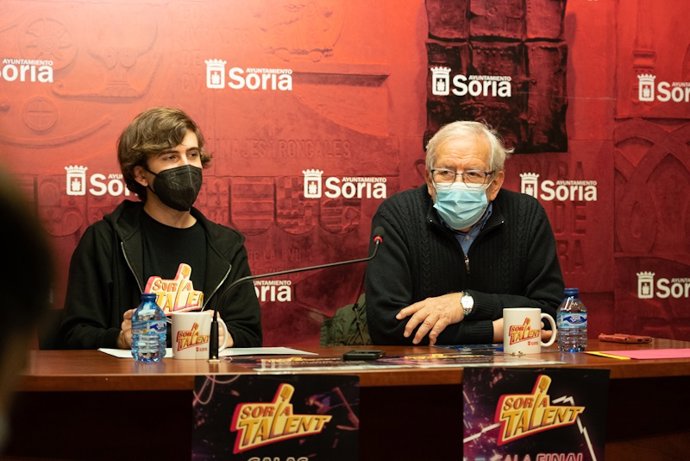 El promotor Iván Manrique y el concejal de Cultura, Jesús Bárez.