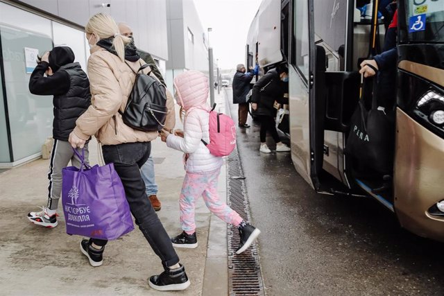 Una niña y su madre refugiados ucranianos a su llegada en un autobús procedente de Polonia, al Hospital de Emergencias Enfermera Isabel Zendal