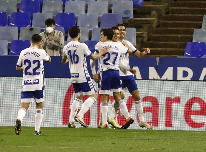 Archivo - Los jugadores del Real Zaragoza celebran un gol 