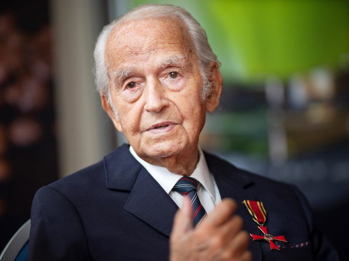 Archivo - FILED - 12 July 2019, Brandenburg, Potsdam: Holocaust survivor Leon "Henry" Schwarzbaum speaks during an event. Schwarzbaum has died at the age of 101. Photo: Monika Skolimowska/dpa-Zentralbild/dpa