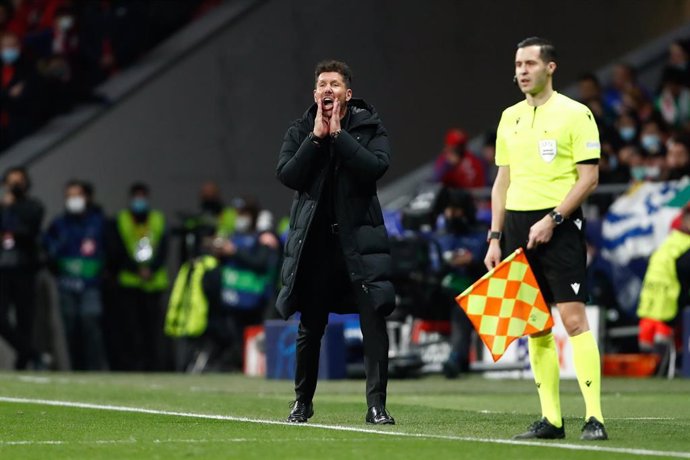 Diego Pablo Simeone da instrucciones durante el Atlético de Madrid-Manchester United de la Liga de Campeones 2021-2022