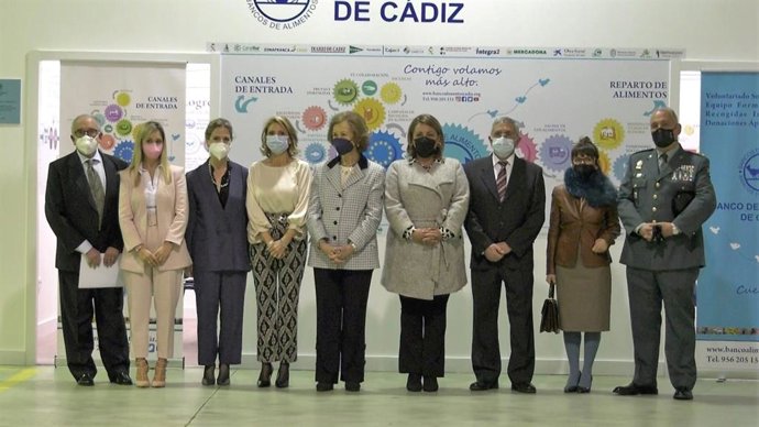 La Reina Sofía en el Banco de Alimentos de Cádiz.