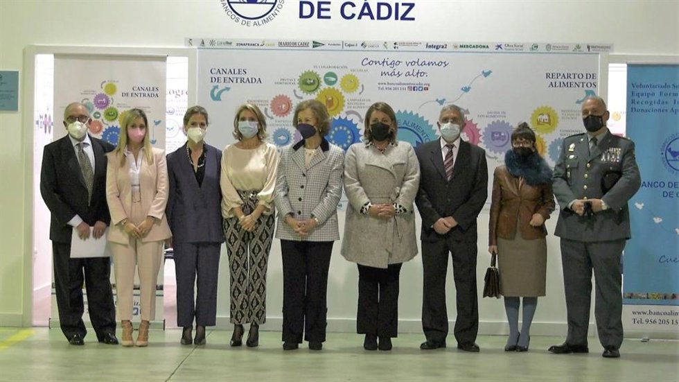 La Reina Sofía en el Banco de Alimentos de Cádiz.