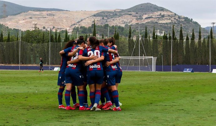 Archivo - Las jugadoras del Levante UD celebrando un gol en la Primera Iberdrola