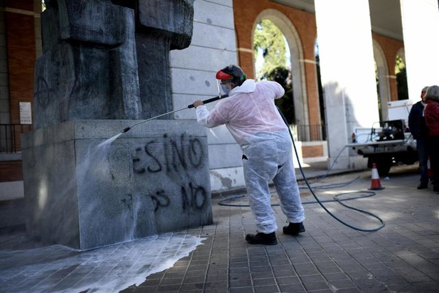 Archivo - Un operario limpia la estatua de Francisco Largo Caballero, situada en Nuevos Ministerios.