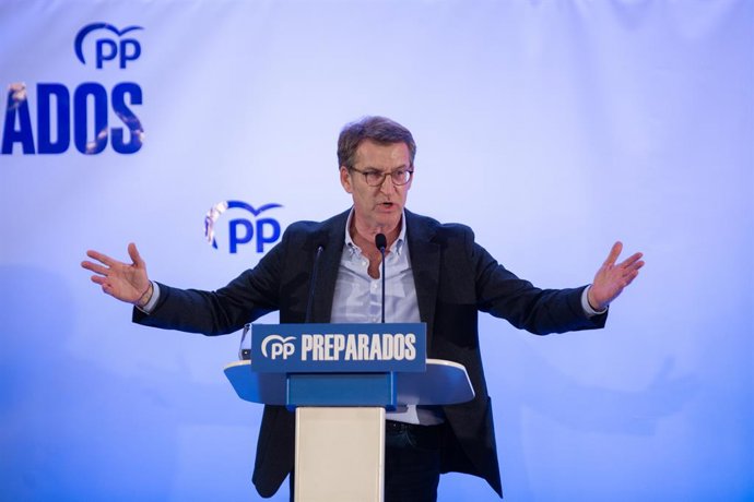 El president de la Xunta de Galícia i precandidato a la presidncia del PP nacional, Alberto Núñez Feijóo, intervé en la celebració d'un acte amb afiliats, simpatitzants i crrecs del PP de Catalunya per presentar el seu projecte de partit, a 14 de dt.