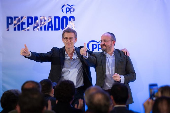 El president de la Xunta de Galícia i precandidato a la presidncia del PP nacional, Alberto Núñez Feijóo (i), i el president del PP de Catalunya, Alejandro Fernández (d), saluden en la celebració d'un acte amb afiliats, simpatitzants i crrecs del PP