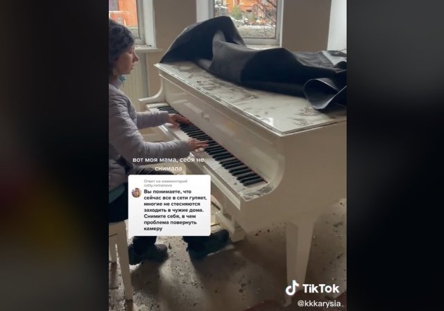 Una pianista ucraniana toca su piano en una casa bombardeada cerca de Kiev