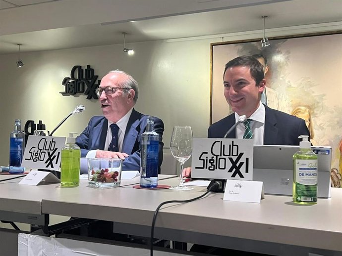 El secretario general del PSOE-M, Juan Lobato, en un coloquio en el Club Siglo XXI.