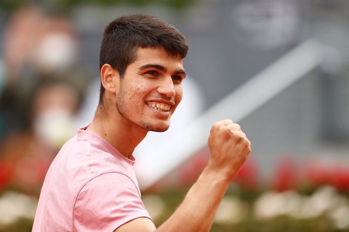 Archivo - Carlos Alcaraz of Spain in action during his Men's Singles match, round of 64, against Adrian Mannarino of France on the ATP Masters 1000 - Mutua Madrid Open 2021 at La Caja Magica on May 3, 2021 in Madrid, Spain.