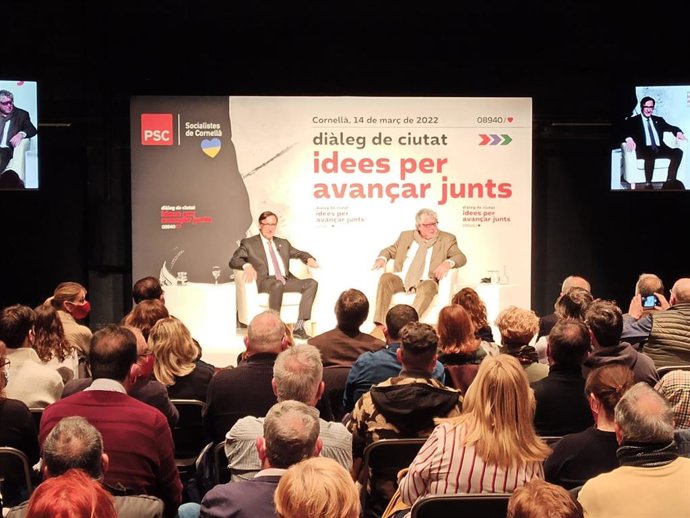 El primer secretari del PSC, Salvador Illa, i l'alcalde de Cornell de Llobregat (Barcelona), Antonio Balmón, en un dileg en l'Auditori de Cornell.