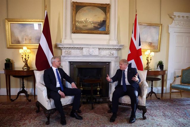 El primer ministro de Letonia, Arturs Krisjanis Karins (I), junto con el primer ministro británico, Boris Johnson (D) en Downing Street