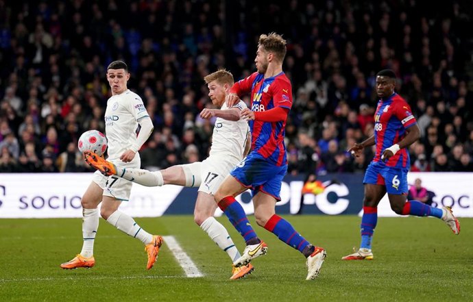 Kevin de Bruyne intenta un pase en el Crystal Palace-Manchester City de la Premier League 2021-2022