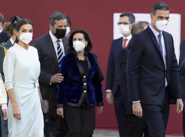 Archivo - La reina Letizia (1i); la ministra de Defensa, Margarita Robles (3i) y el presidente del Gobierno, Pedro Sánchez (1d) tras el desfile militar en el Día de la Hispanidad, a 12 de octubre de 2021, en Madrid, (España). 