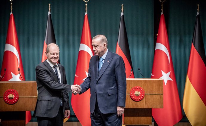 14 March 2022, Turkey, Ankara: Turkish President Recep Tayyip Erdogan and German Chancellor Olaf Scholz (L) shake hands at the end of a joint press conference following their meeting at the Presidential Palace in Ankara. Photo: Michael Kappeler/dpa