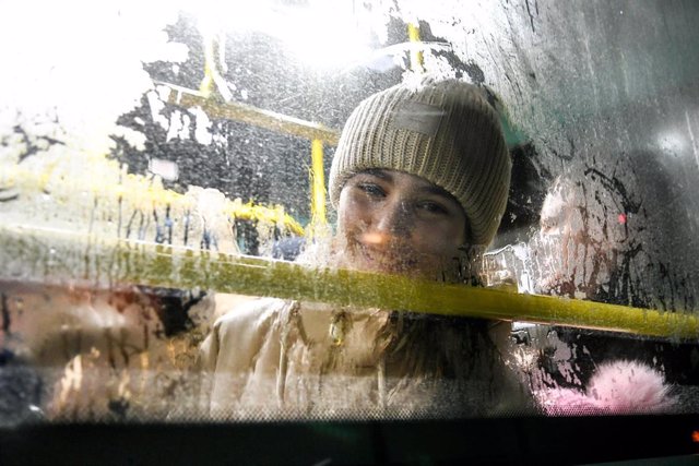 Una niña siendo evacuada en un autobús hacia Zaporiyia
