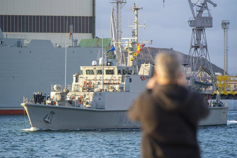 Archivo - Una persona observa el cazaminas Sella zarpar del puerto de Cartagena para integrarse en la  Snmcmg 2 de la OTAN, a 25 de enero de 2022, en Cartagena, Murcia (España)
