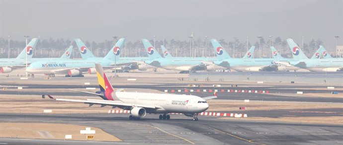 Archivo - FILED - 09 February 2022, South Korea, Incheon: Planes of South Korea's top flag carrier Korean Air Lines Co. and No. 2 carrier Asiana Airlines Inc. are parked at Incheon International Airport, west of Seoul. The Fair Trade Commission has deci